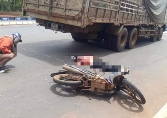Va chạm nghiêm trọng giữa xe tải và xe máy, một người phụ nữ tử vong