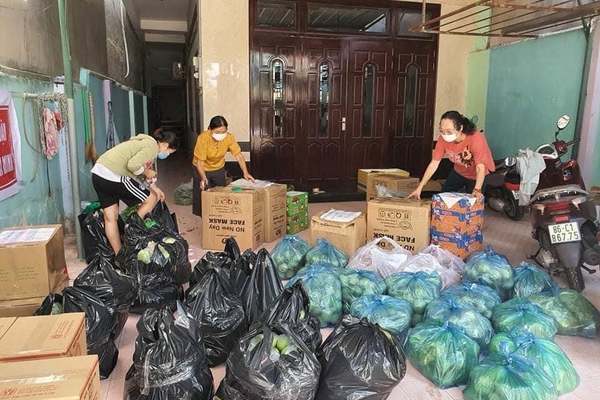 Hàng tấn rau, củ, quả được người Bình Thuận gom góp, gửi đi TP.HCM mỗi ngày