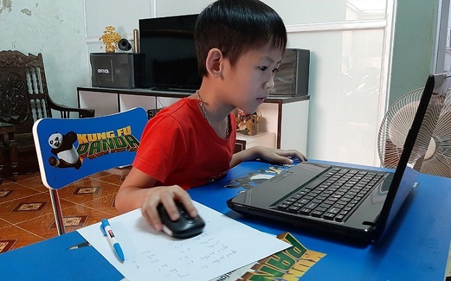 Phụ huynh vội vàng cho con học tiền lớp 1 online với phương châm 