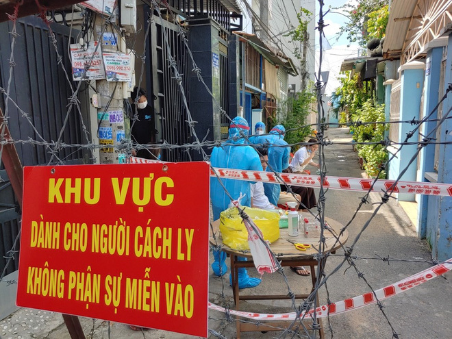 Mẹ F0 đi cách ly, bé gái 6 tháng tuổi ở nhà với chị khóc hết nước mắt - Vimarsana News