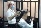 Hà Nội đóng cửa quán cắt tóc, dịch vụ làm đẹp: Có nên gọi thợ đến nhà làm?