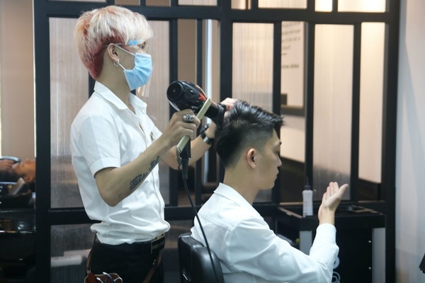 Hà Nội đóng cửa quán cắt tóc, dịch vụ làm đẹp: Có nên gọi thợ đến nhà làm?