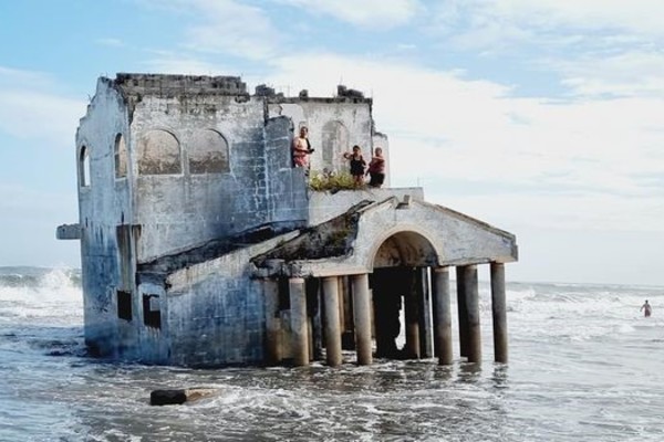Hé lộ bí ẩn về toà biệt thự bỏ hoang nằm trên bãi biển nổi tiếng theo cách chẳng ai ngờ
