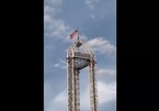 Video người đàn ông dùng tay không trèo lên đỉnh tháp cao 91m ở công viên giải trí