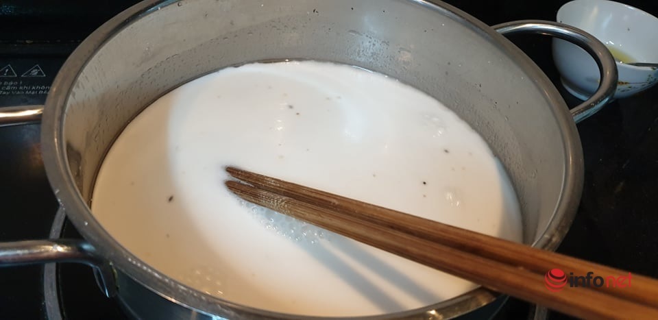 Quà vặt tại nhà: Cách làm bánh đúc nóng đơn giản của mẹ đảm
