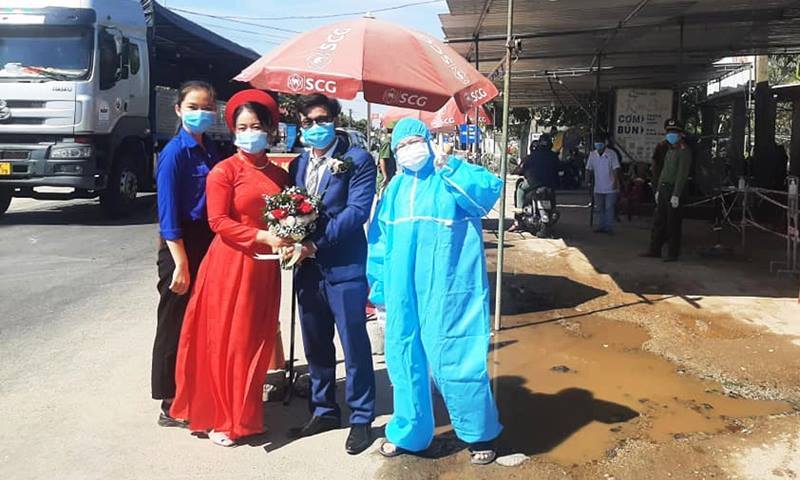 Quảng Nam: Trao sính lễ tại chốt kiểm dịch, cô dâu chú rể hẹn hết dịch làm đám cưới