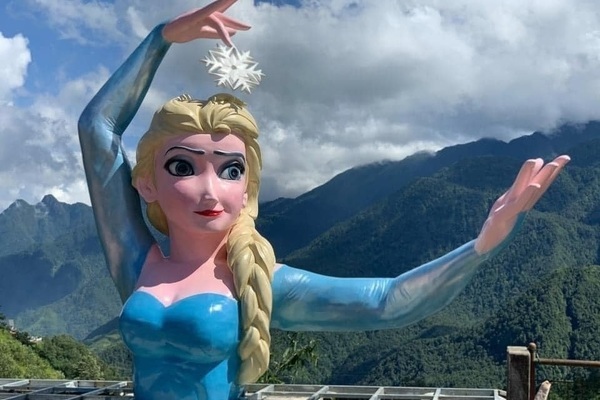 Xôn xao tượng Elsa ở Sa Pa: Chính nơi này từng có Nữ thần tự do phiên bản 'đột biến'