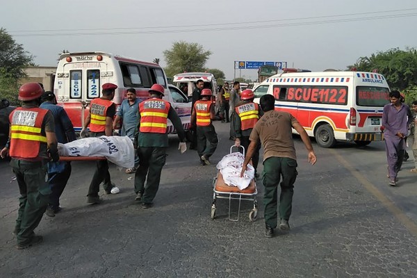 Hiện trường tai nạn xe buýt kinh hoàng khiến 73 người thương vong ở Pakistan