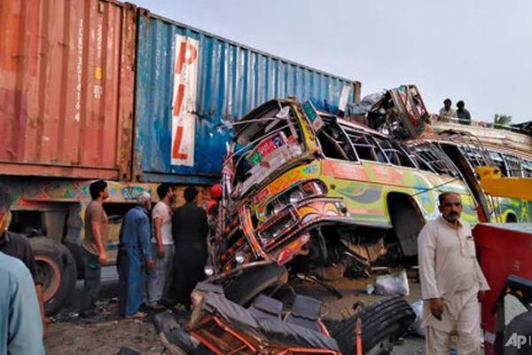 Hiện trường tai nạn xe buýt kinh hoàng khiến 73 người thương vong ở Pakistan