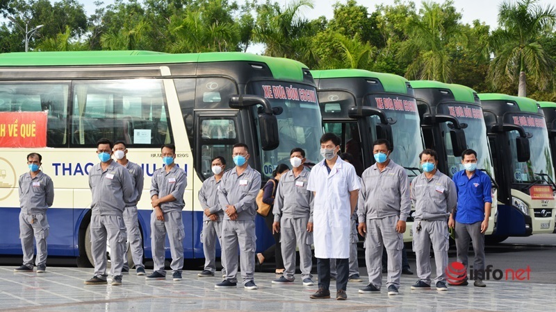 Đoàn xe đầu tiên lên đường đi TP.HCM đón người dân Quảng Nam