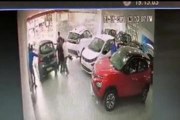Vừa nhận xe mới ở showroom, tài xế đã đạp nhầm chân ga gây tai nạn
