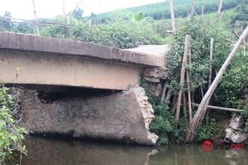 Gần 200 hộ dân thấp thỏm đi qua cây cầu sụt mố do mưa lũ