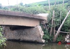 Gần 200 hộ dân thấp thỏm đi qua cây cầu sụt mố do mưa lũ