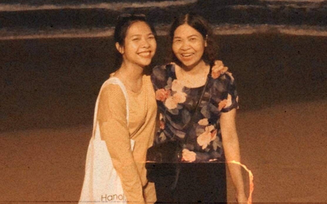 Cô gái tự hào về mẹ làm bảo vệ kiêm lao công: "Không ai coi thường mẹ cả, người ta không được phép!" - Vimarsana News
