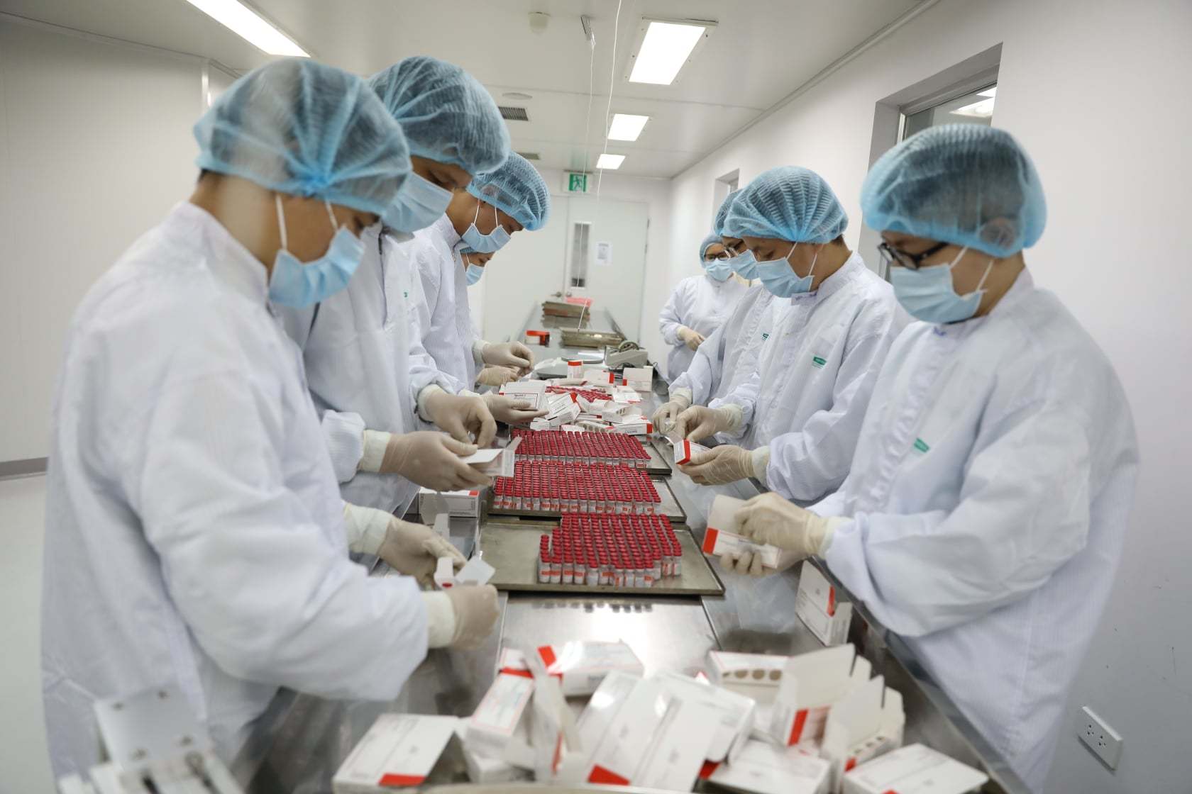Cận cảnh quy trình gia công vắc xin Sputnik V tại Việt Nam