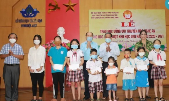 Nghệ An: Trao thưởng cho 200 học sinh vượt khó học giỏi