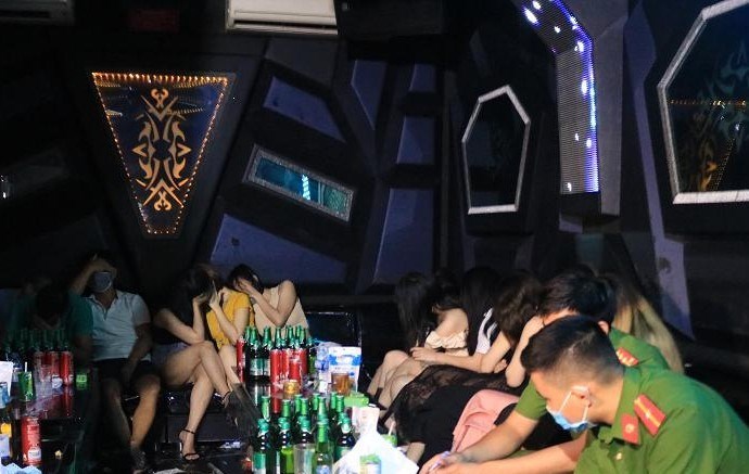 'Đột kích' quán karaoke, phát hiện 44 đối tượng dự 'tiệc sinh nhật' có ma túy