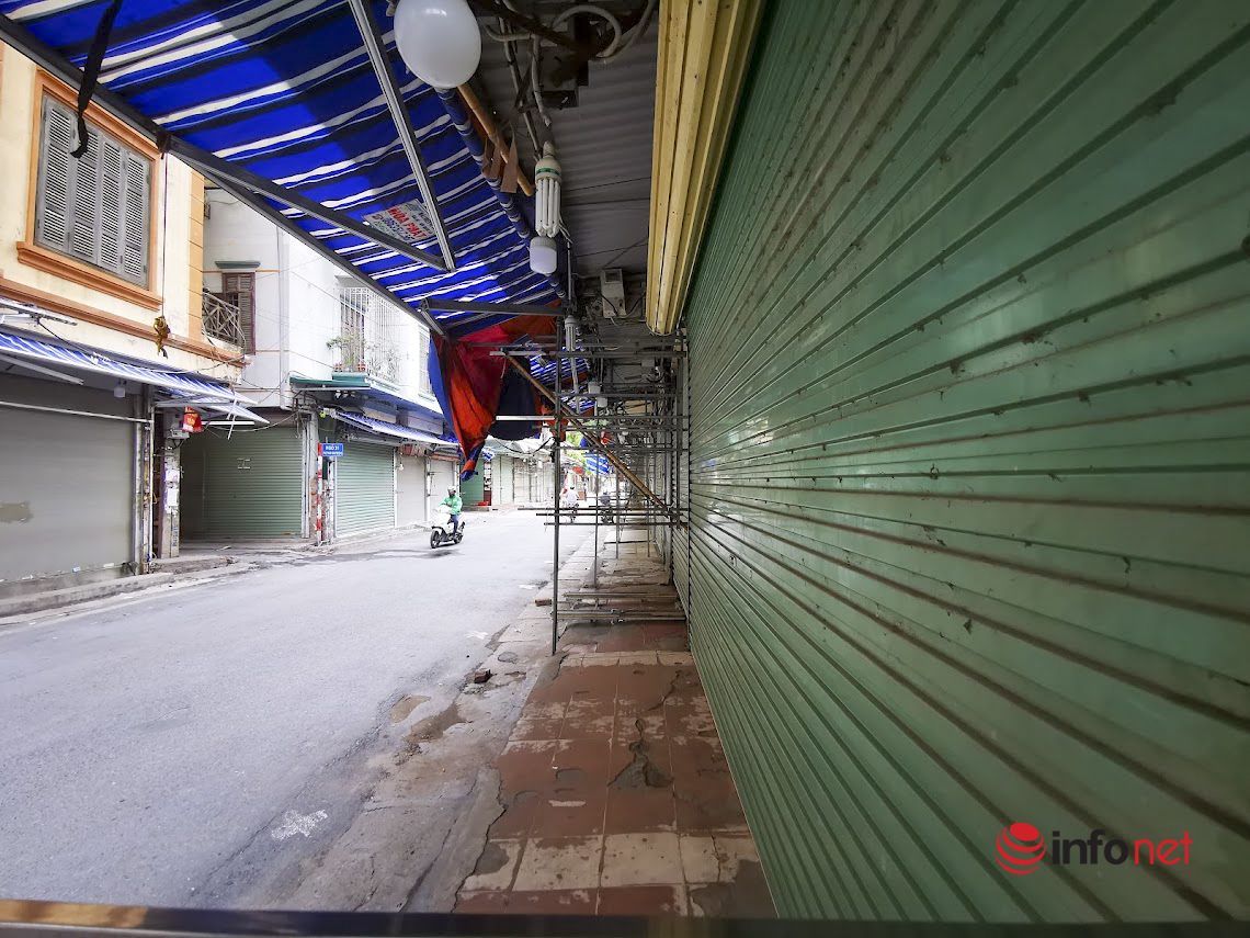 Hơn 2000 gian hàng chợ Đồng Xuân đóng cửa, TTTM phủ bạt dài ngày chống dịch