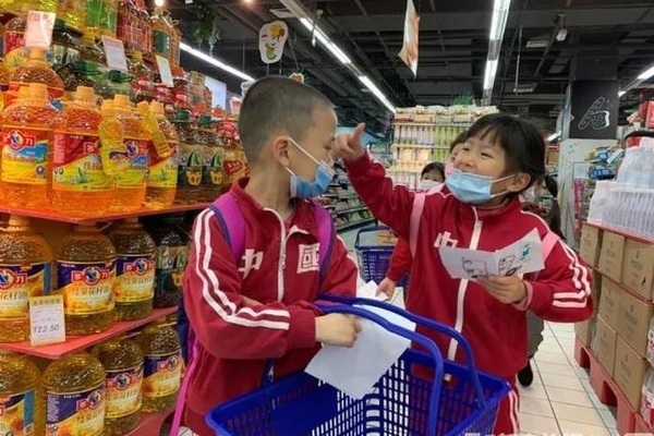 Cảm phục hành động của 2 cậu bé đi mua đồ trong cửa hàng vắng chủ - Vimarsana News