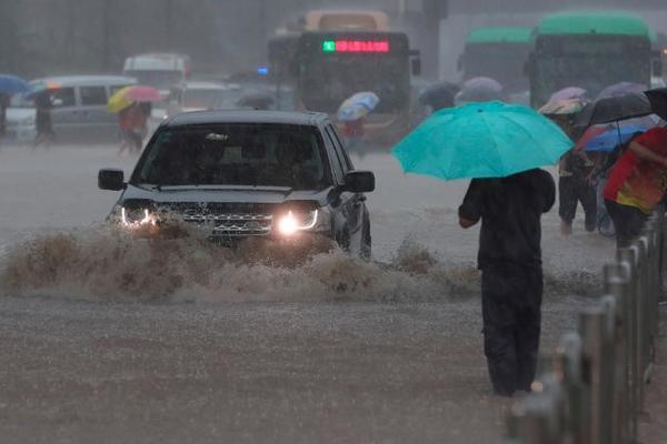 Trận mưa ‘ngàn năm có một’ ở Trung Quốc kinh hoàng như thế nào?
