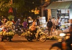 Người Hà Nội đi chợ từ tờ mờ sáng trước giờ giãn cách, thực phẩm ngồn ngộn