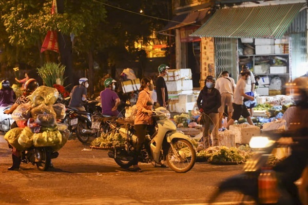 Người Hà Nội đi chợ từ tờ mờ sáng trước giờ giãn cách, thực phẩm ngồn ngộn
