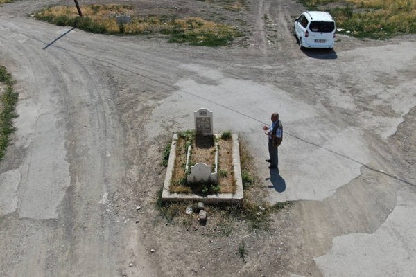 Ngôi mộ bí ẩn nằm chính giữa đường phố ở Thổ Nhĩ Kỳ