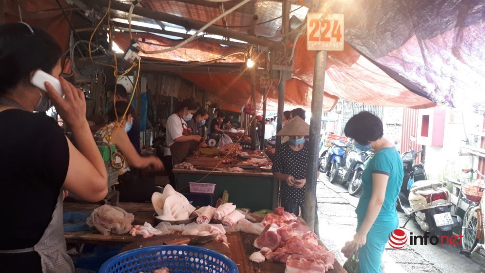 Chợ Hà Nội đầy ắp hàng, tiểu thương đắt khách mua