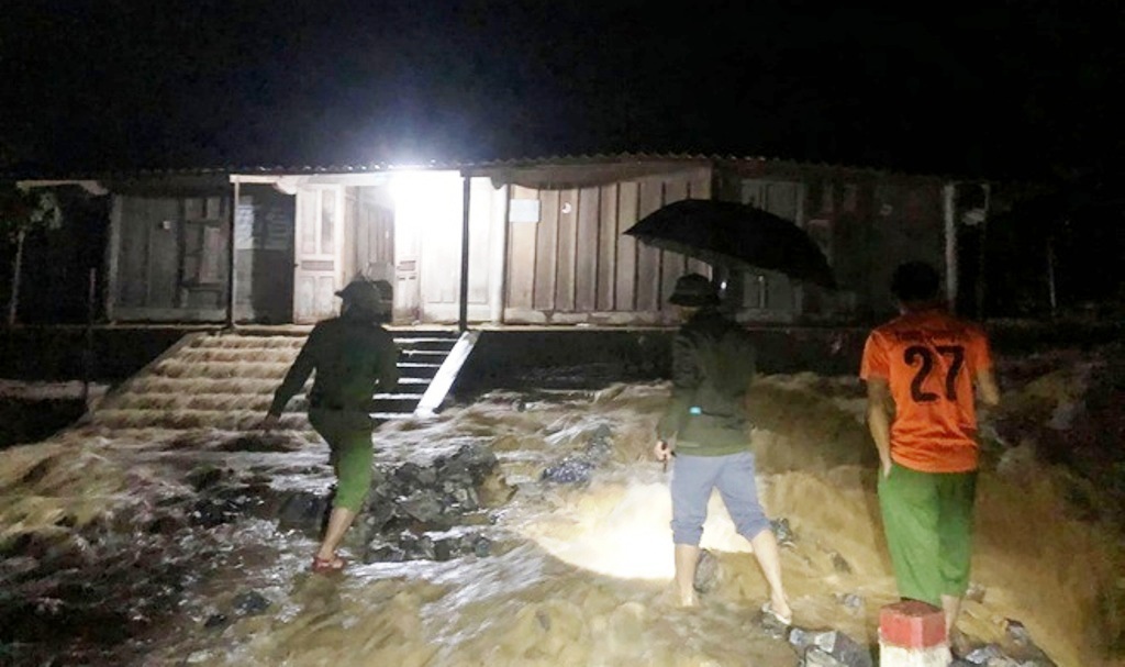 Mưa lớn, nước ngập nhà ở huyện biên giới Nghệ An