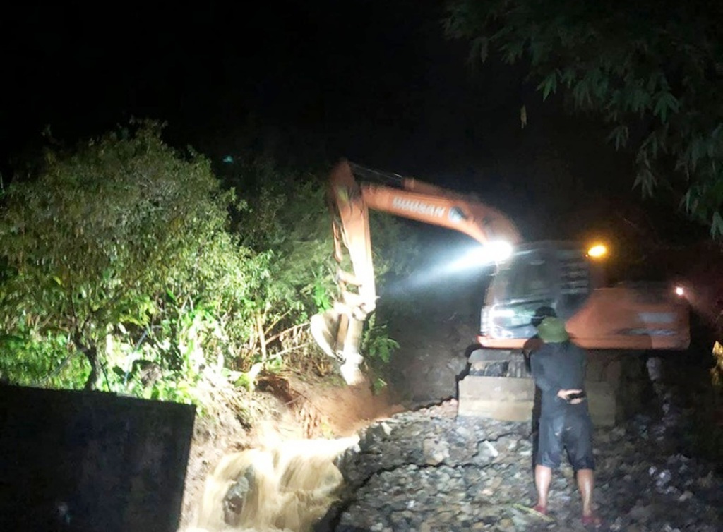 Mưa lớn, nước ngập nhà ở huyện biên giới Nghệ An