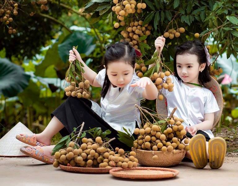 Bộ ảnh 3 mẹ con xinh đẹp trong vườn nhãn lồng nhận cơn mưa lời khen của CĐM - Vimarsana News