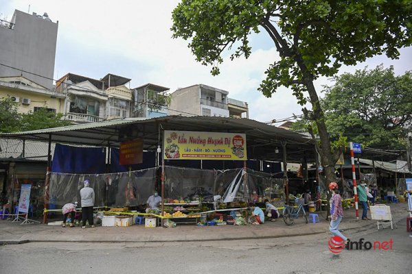 Hà Nội: Chợ dân sinh đầu tiên lắp 'lá chắn', chia ngày bán hàng để phòng dịch