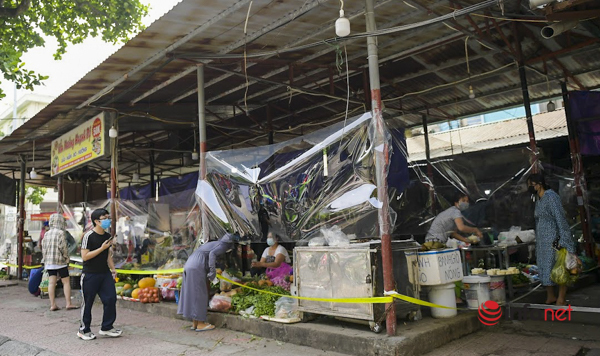 Hà Nội: Chợ dân sinh đầu tiên lắp 'lá chắn', chia ngày bán hàng để phòng dịch