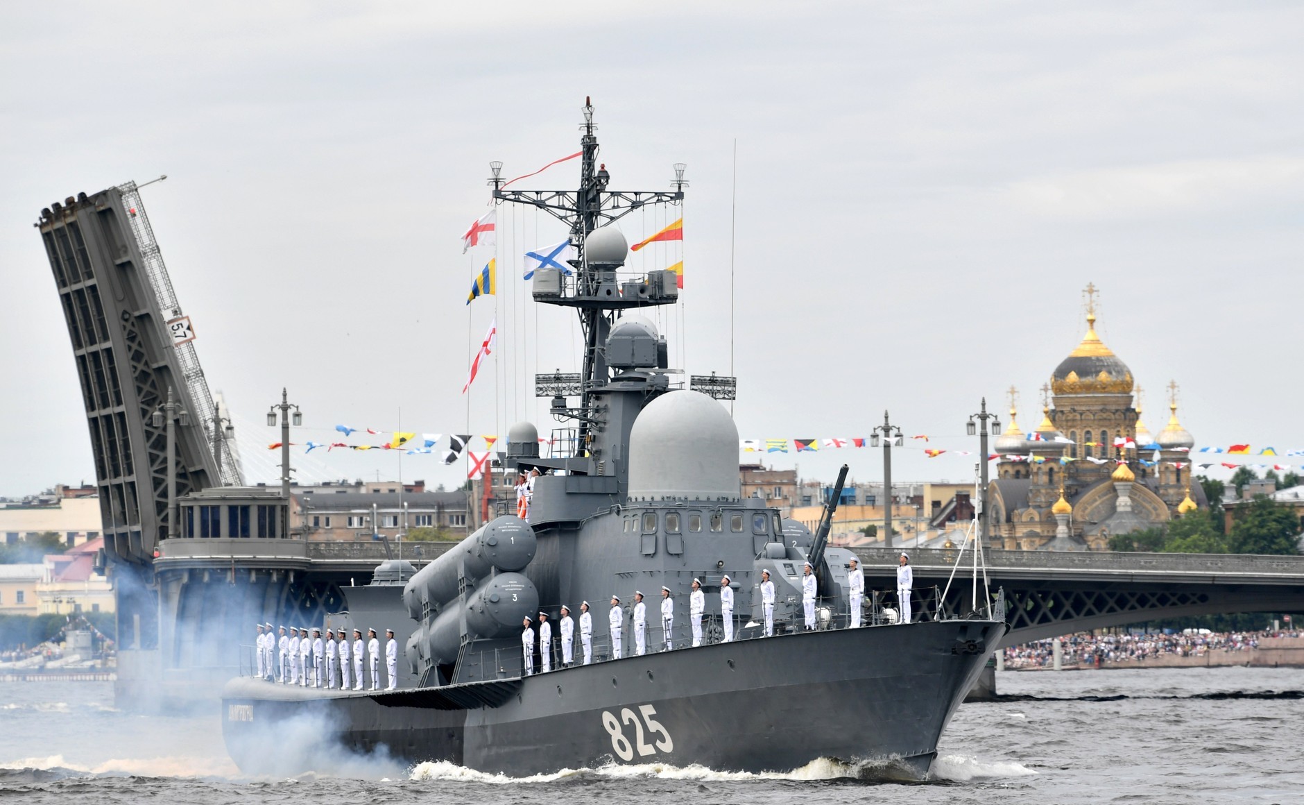 Toàn cảnh lễ duyệt binh kỷ niệm 325 năm Ngày Hải quân Nga