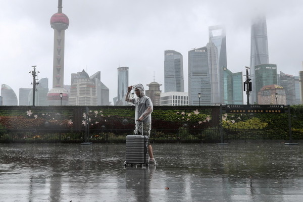 Bão In-Fa tấn công, bầu trời thành phố Thượng Hải trông như ‘ngày tận thế’