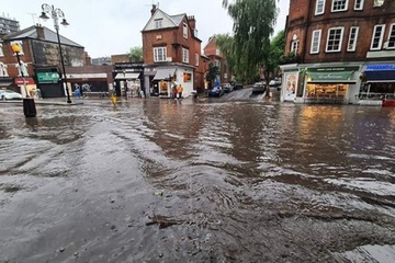 Nhiều ga tàu điện ngầm ở London phải đóng cửa do ngập lụt