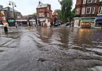 Nhiều ga tàu điện ngầm ở London phải đóng cửa do ngập lụt