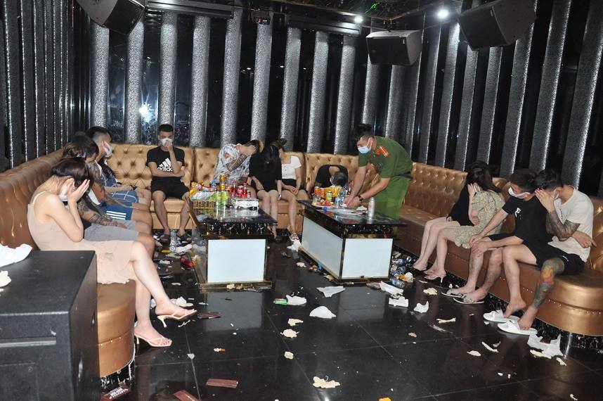 Gần 50 đối tượng ‘bay lắc’ trong quán karaoke ở Hải Dương, 43 người dương tính với ma túy