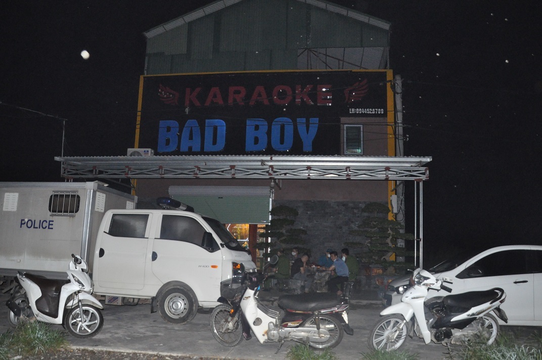 Gần 50 đối tượng ‘bay lắc’ trong quán karaoke ở Hải Dương, 43 người dương tính với ma túy