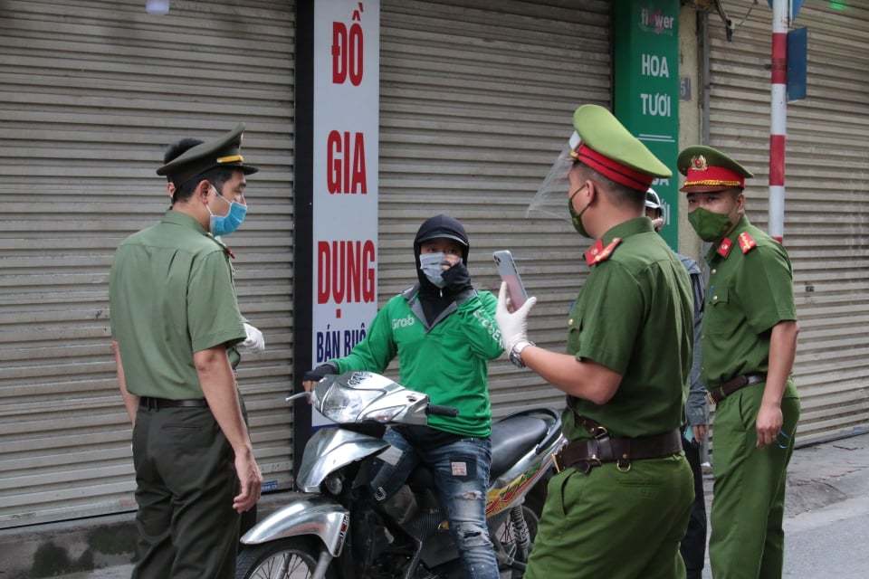 Hà Nội: Nhiều tài xế Grab bị phạt vì vẫn đi giao hàng, phớt lệnh cấm