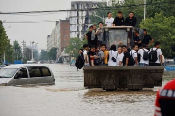 Người hùng lái máy ủi cứu 71 người khỏi ‘cửa tử’ trong mưa lũ ở Trung Quốc