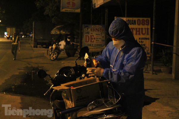 Xuyên đêm cứu hộ, 'tiếp sức' người dân đi xe máy về quê tránh dịch