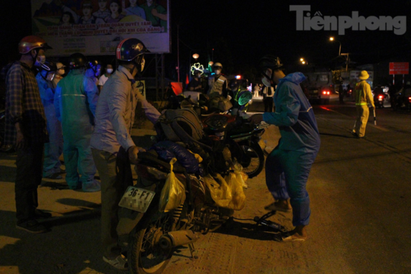 Xuyên đêm cứu hộ, 'tiếp sức' người dân đi xe máy về quê tránh dịch