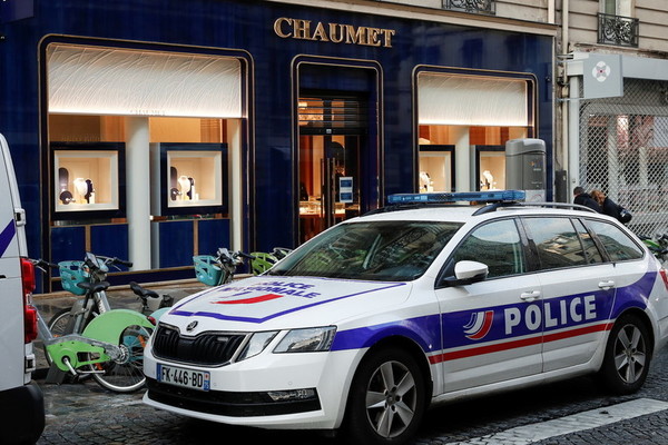 Hàng triệu USD trang sức và đá quý bị cướp giữa ban ngày ở trung tâm Paris