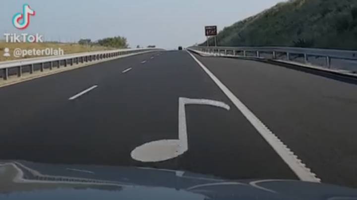 Đường cao tốc âm nhạc phát ra giai điệu bài hát khi lái xe đi qua