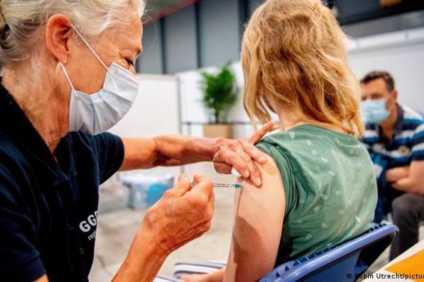 Nhiều nước chạy đua tăng số người tiêm vắc-xin Covid-19 ngăn biến chủng Delta