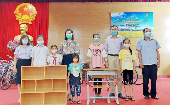 Quảng Ninh: Trao quà cho học sinh khuyết tật vượt khó vươn lên