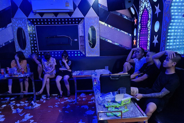 Bất chấp lệnh cấm, 9 nam nữ vẫn tổ chức tụ tập hát karaoke, sử dụng ma túy