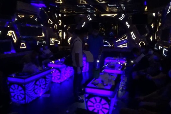 'Thánh chửi' vào Ninh Bình bay lắc trong quán karaoke bị công an bắt quả tang