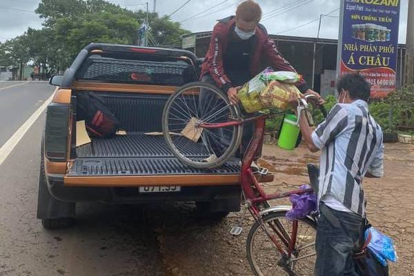 Người dân góp tiền mua xe máy, tặng lộ phí cho 4 thanh niên đi bộ hàng trăm km về quê tránh dịch